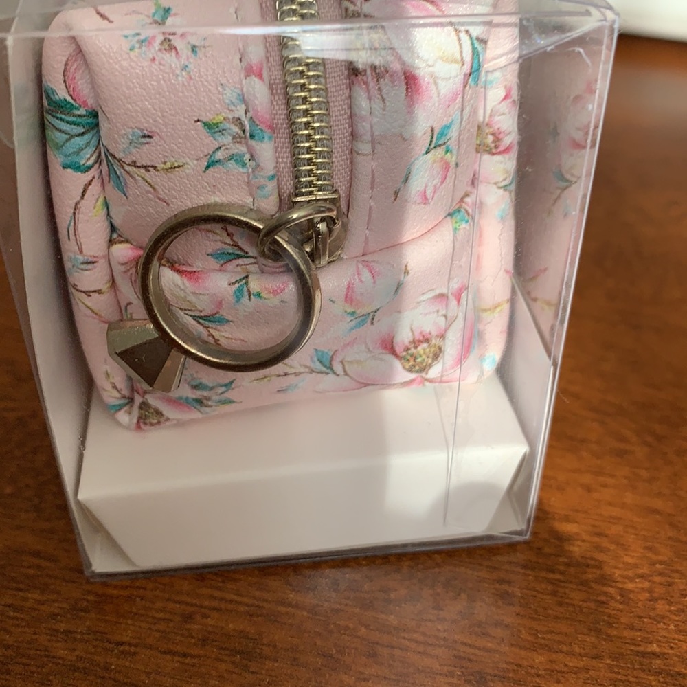 Bridal essentials - Picture 3 of 5
